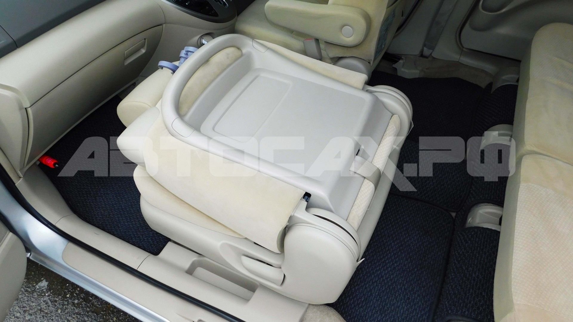 Toyota Isis 2015, Минивэн — фото 13