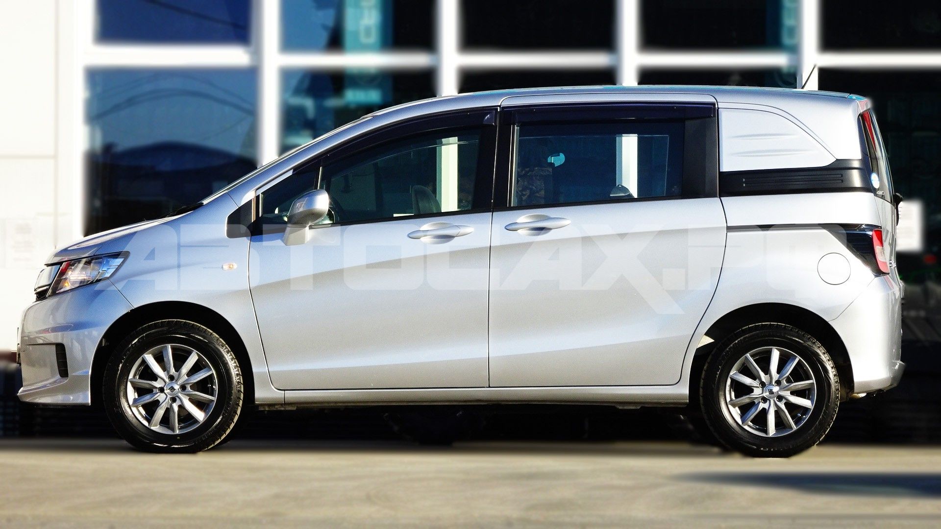 Honda Freed Spike 2015, Минивэн — фото 7
