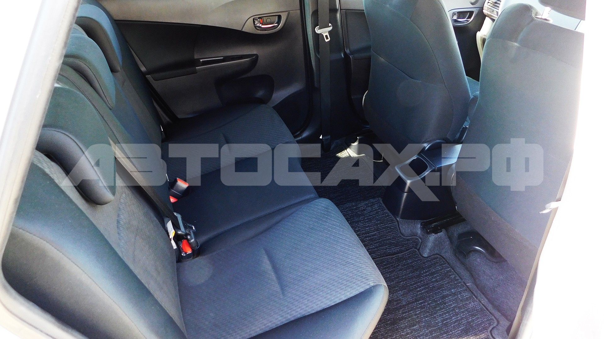 Toyota Ractis 2015, Хэтчбек — фото 12