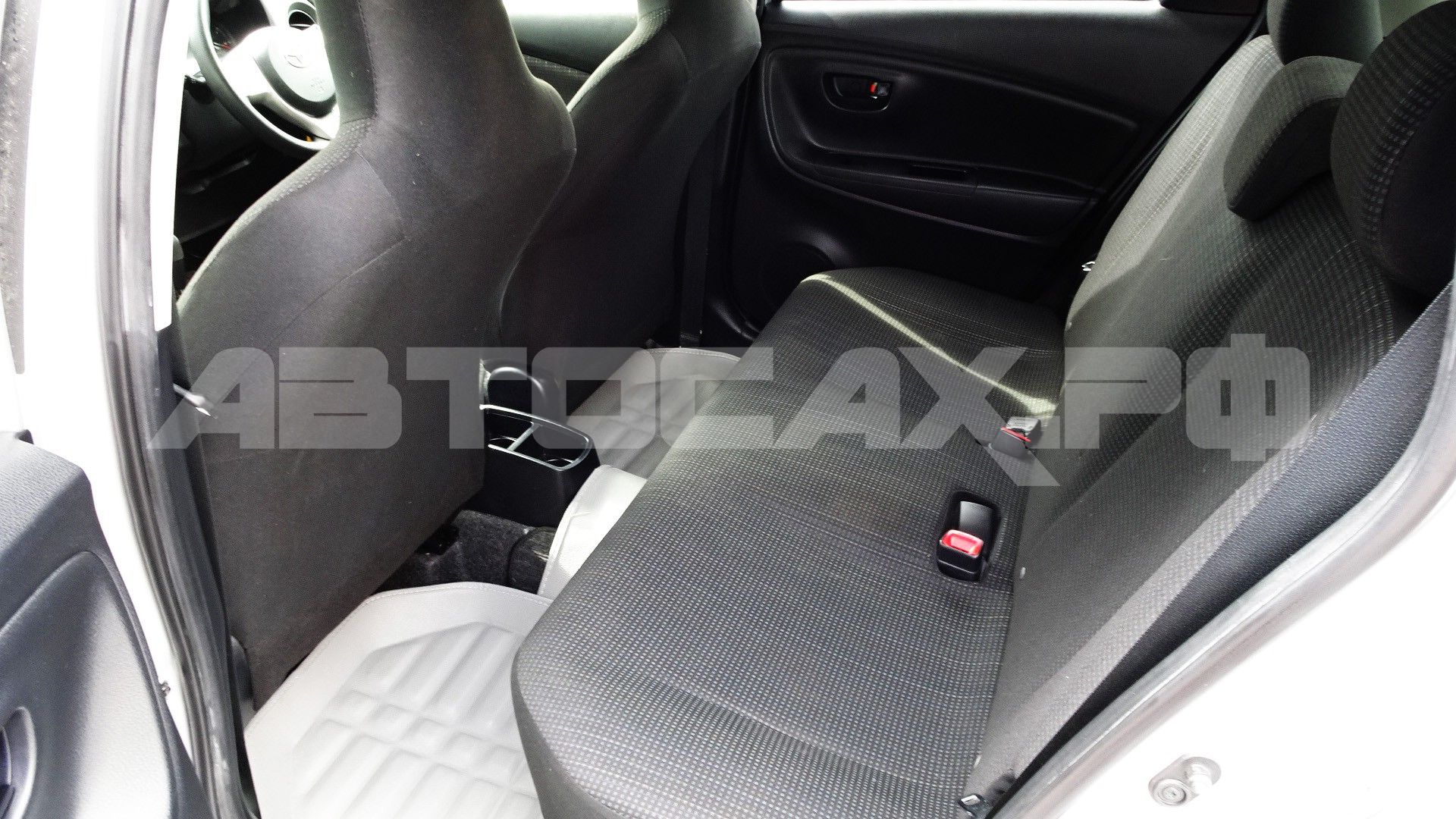 Toyota Vitz 2015, Хэтчбек — фото 15
