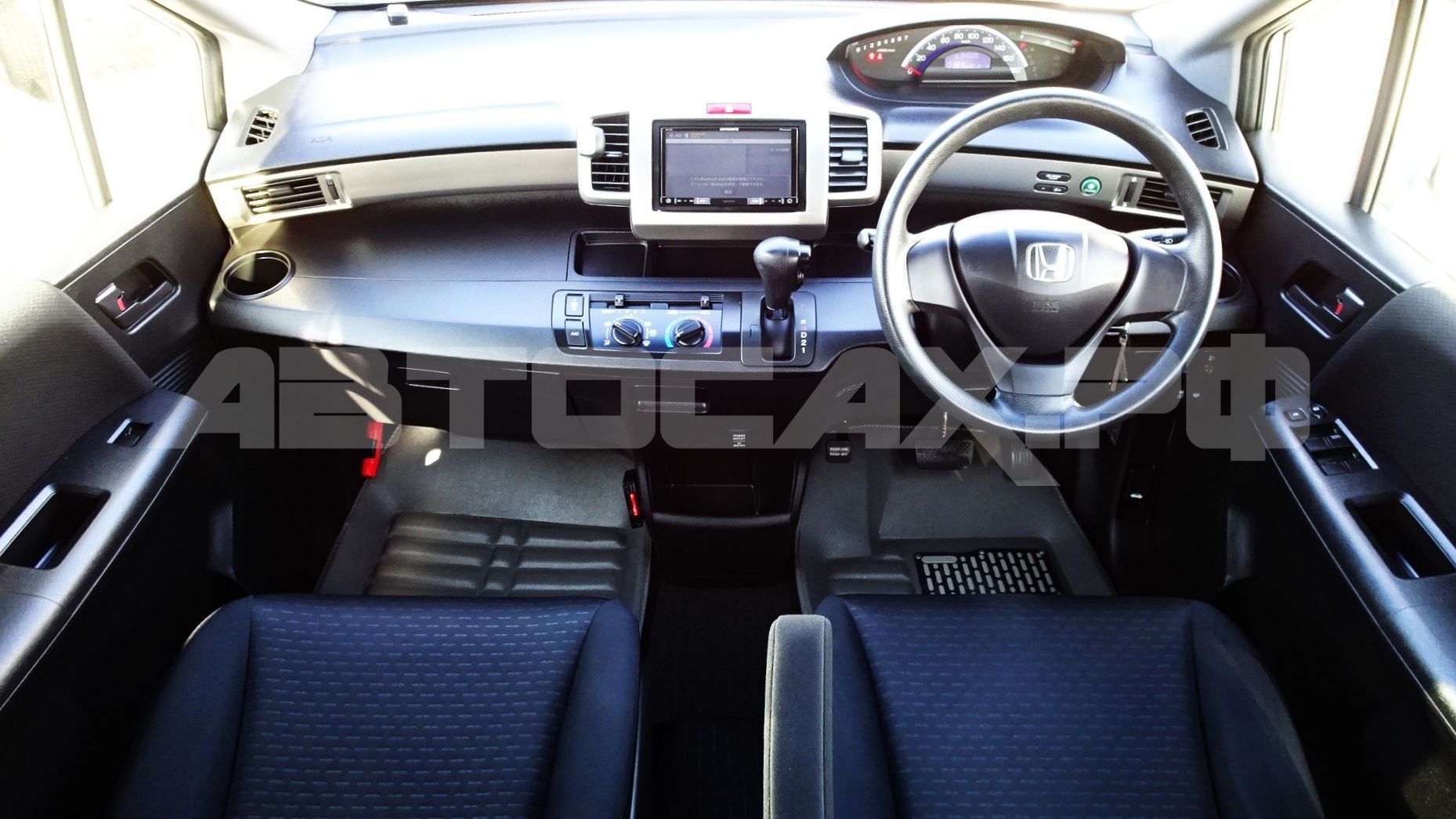Honda Freed Spike 2015, Минивэн — фото 11