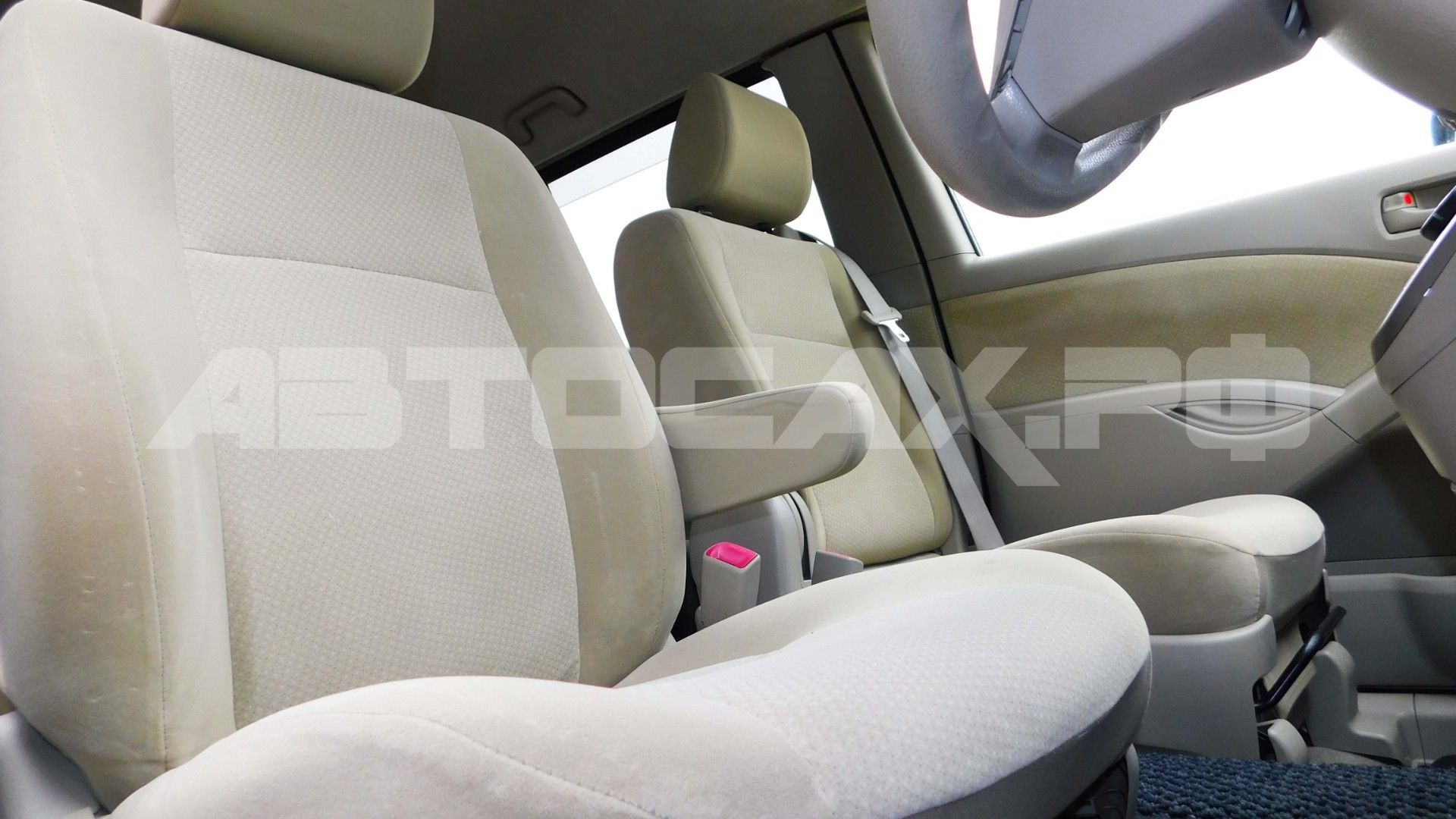 Toyota Isis 2015, Минивэн — фото 10