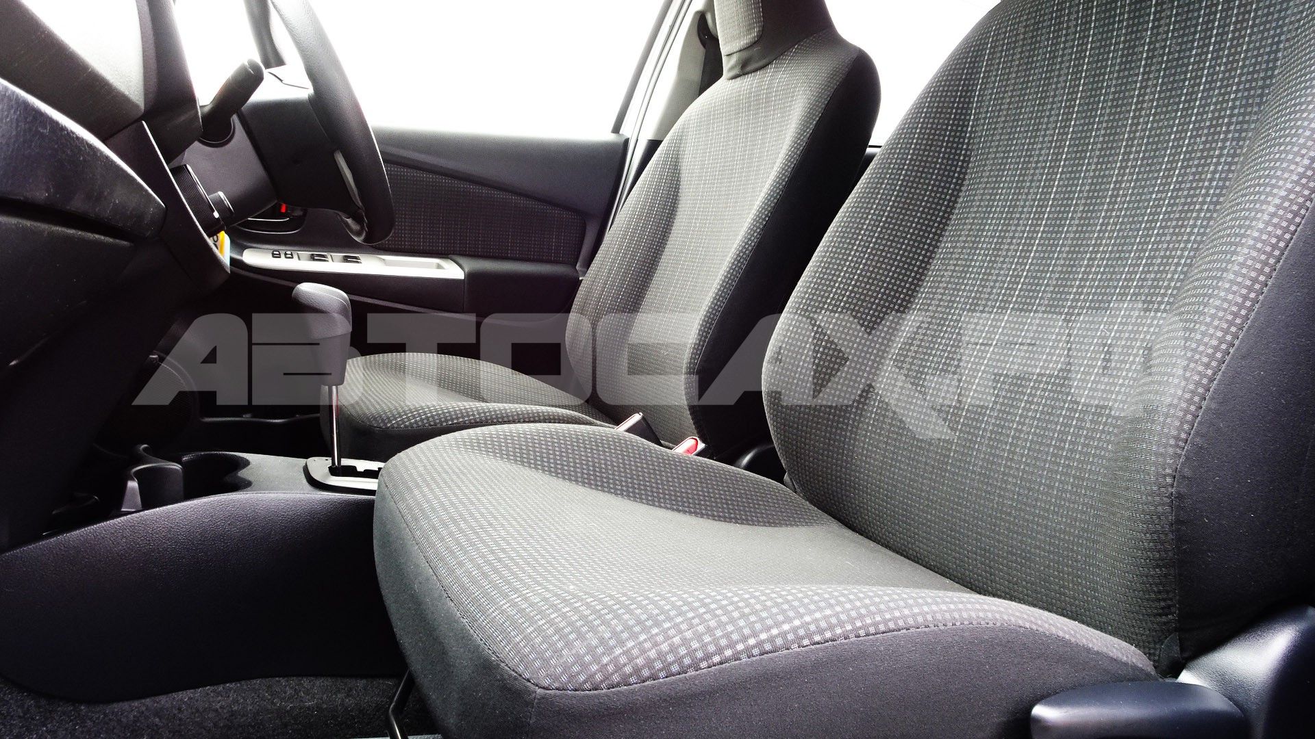 Toyota Vitz 2015, Хэтчбек — фото 12