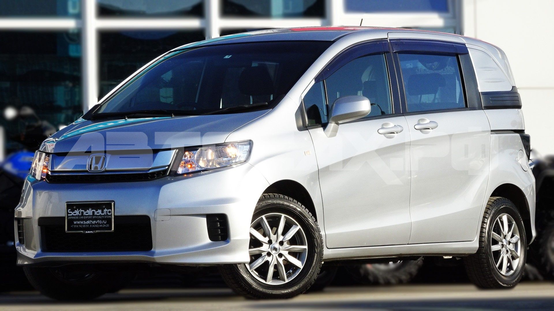 Honda Freed Spike 2015, Минивэн — фото 2
