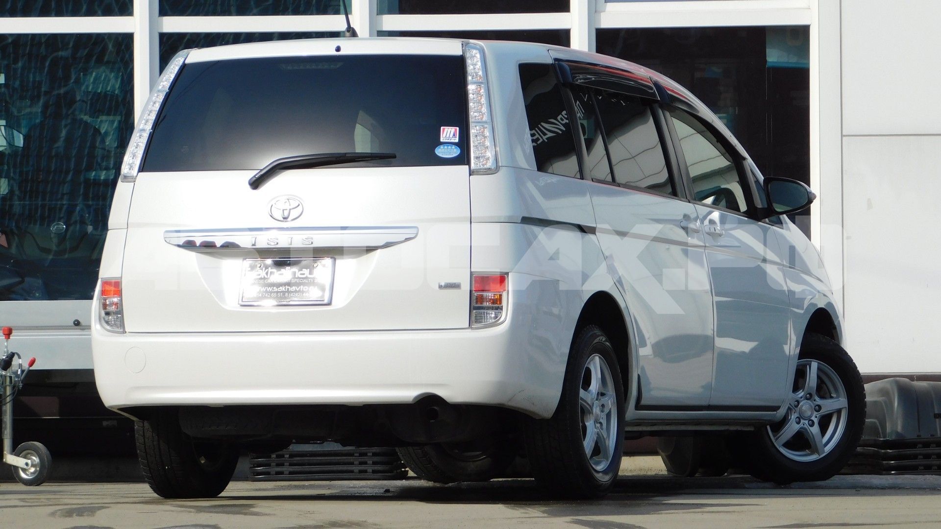 Toyota Isis 2017, Минивэн — фото 3