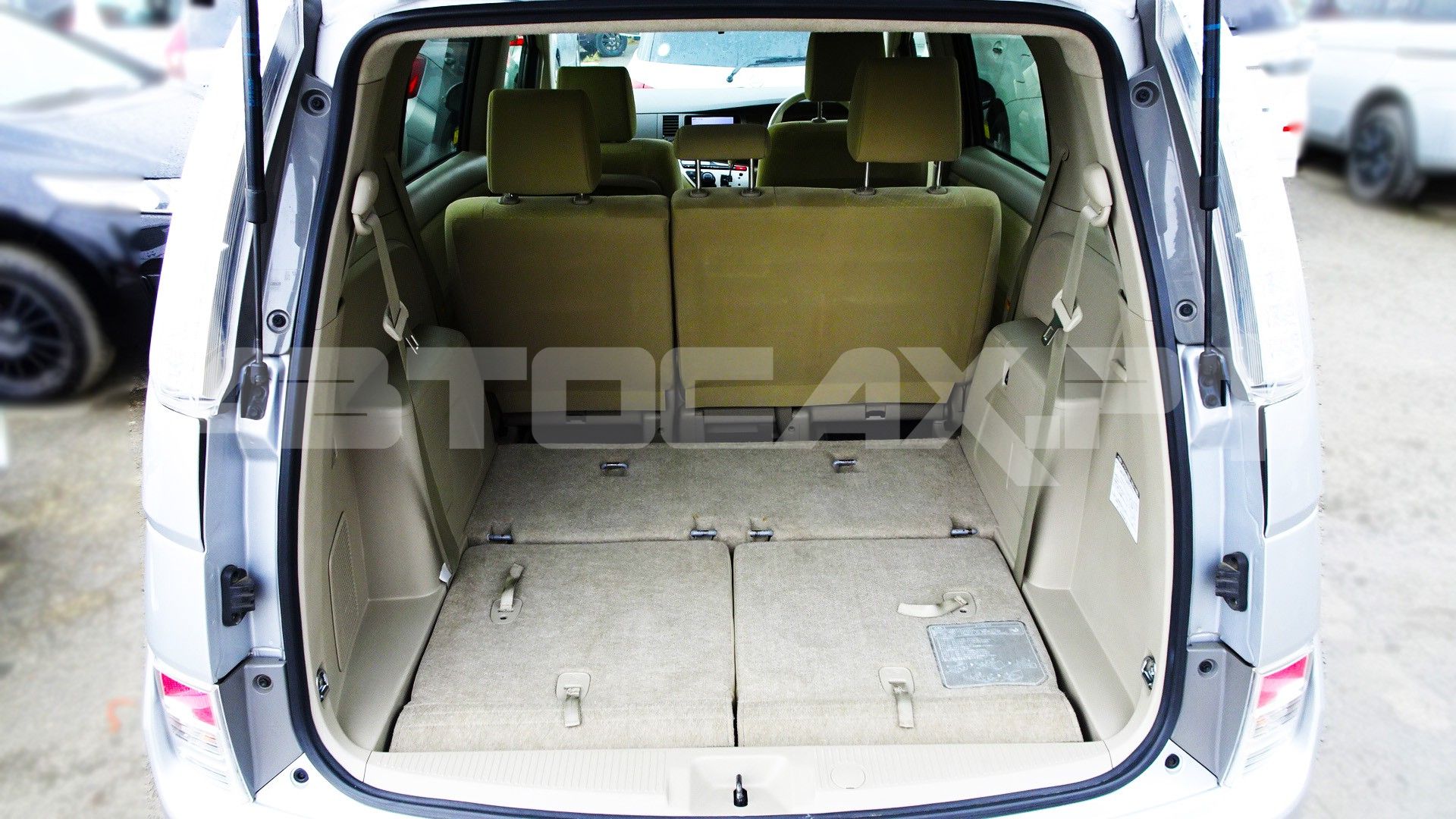 Toyota Isis 2015, Минивэн — фото 14