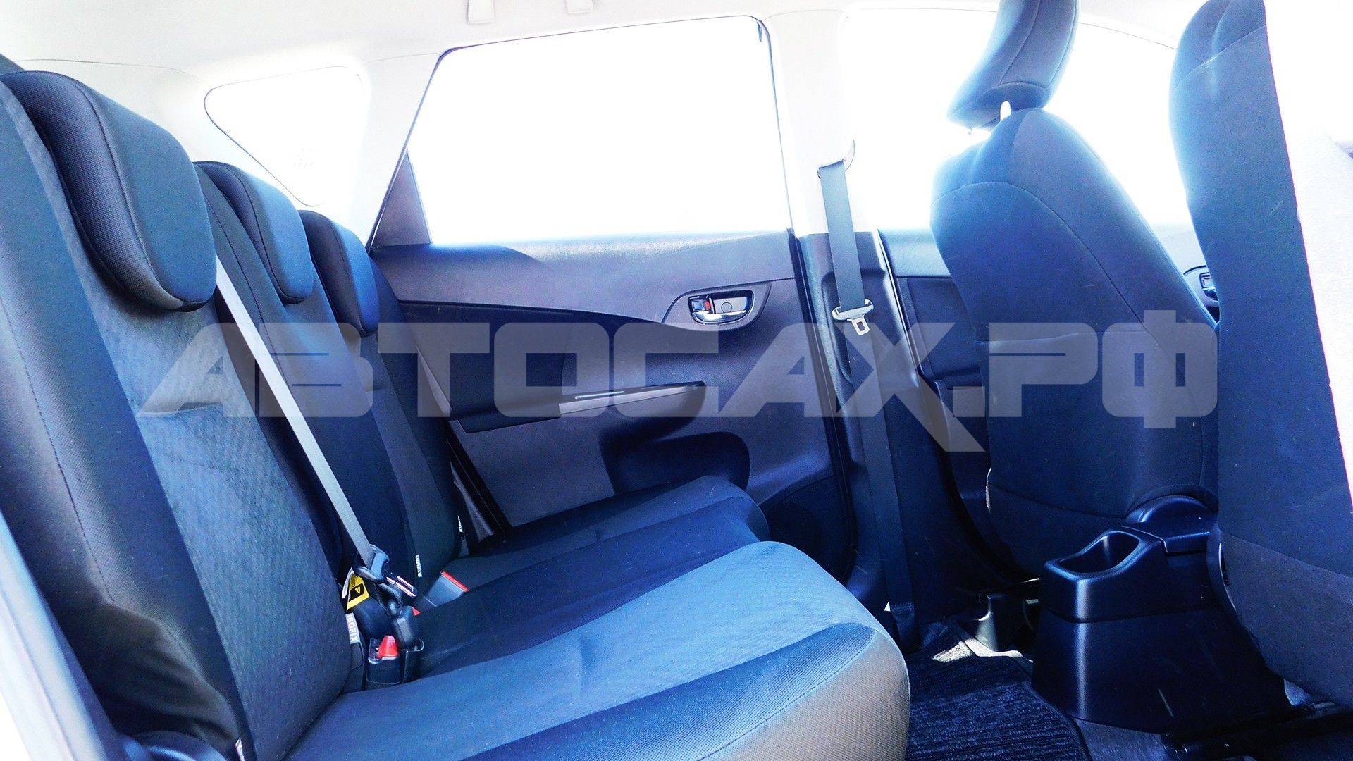 Toyota Ractis 2015, Хэтчбек — фото 13