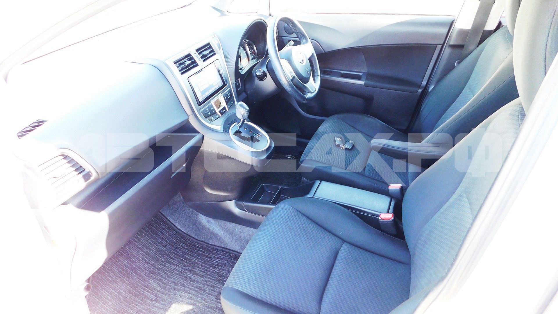 Toyota Ractis 2015, Хэтчбек — фото 9