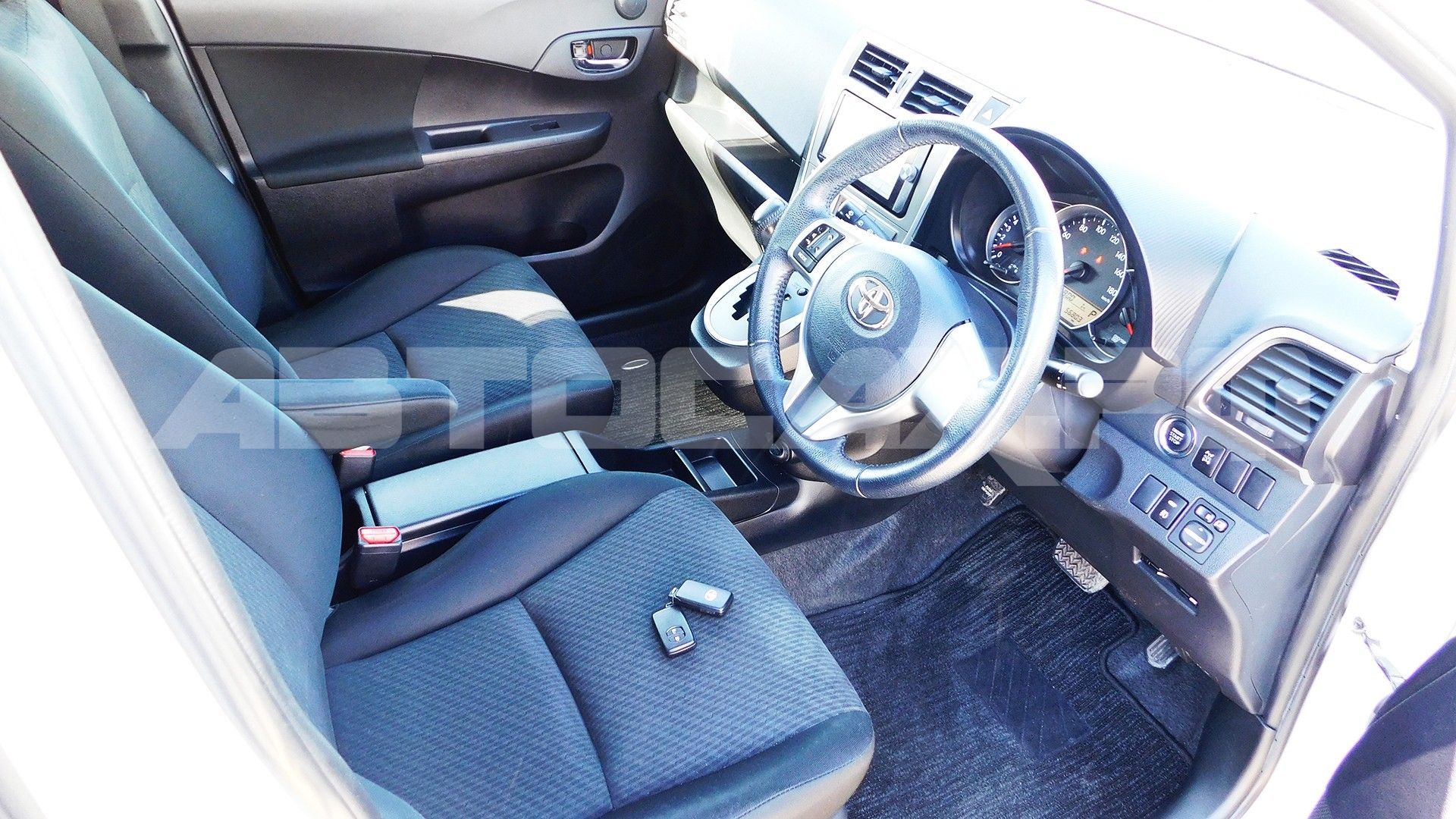 Toyota Ractis 2015, Хэтчбек — фото 6