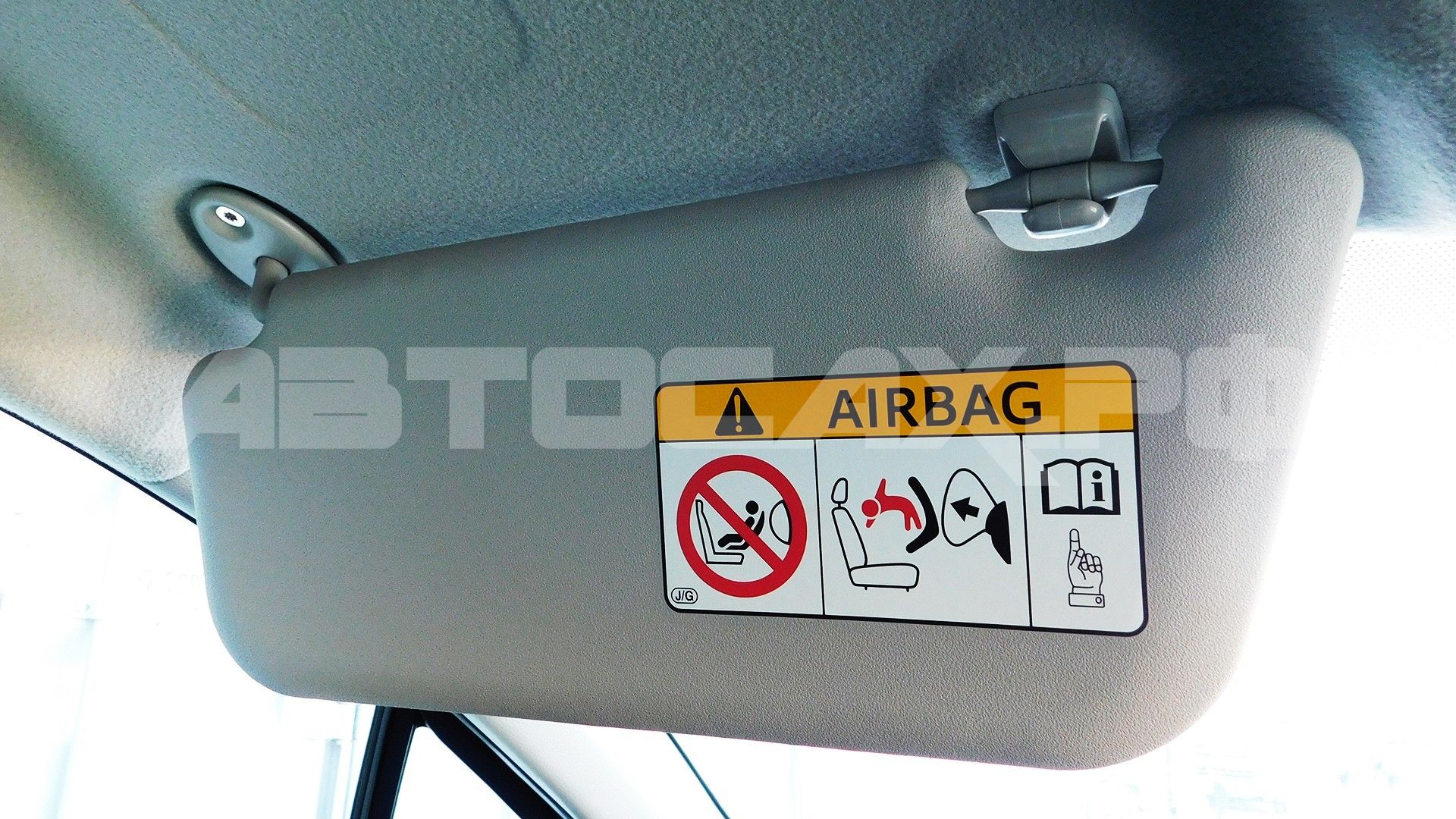 Toyota Vitz 2017, Хэтчбек — фото 30