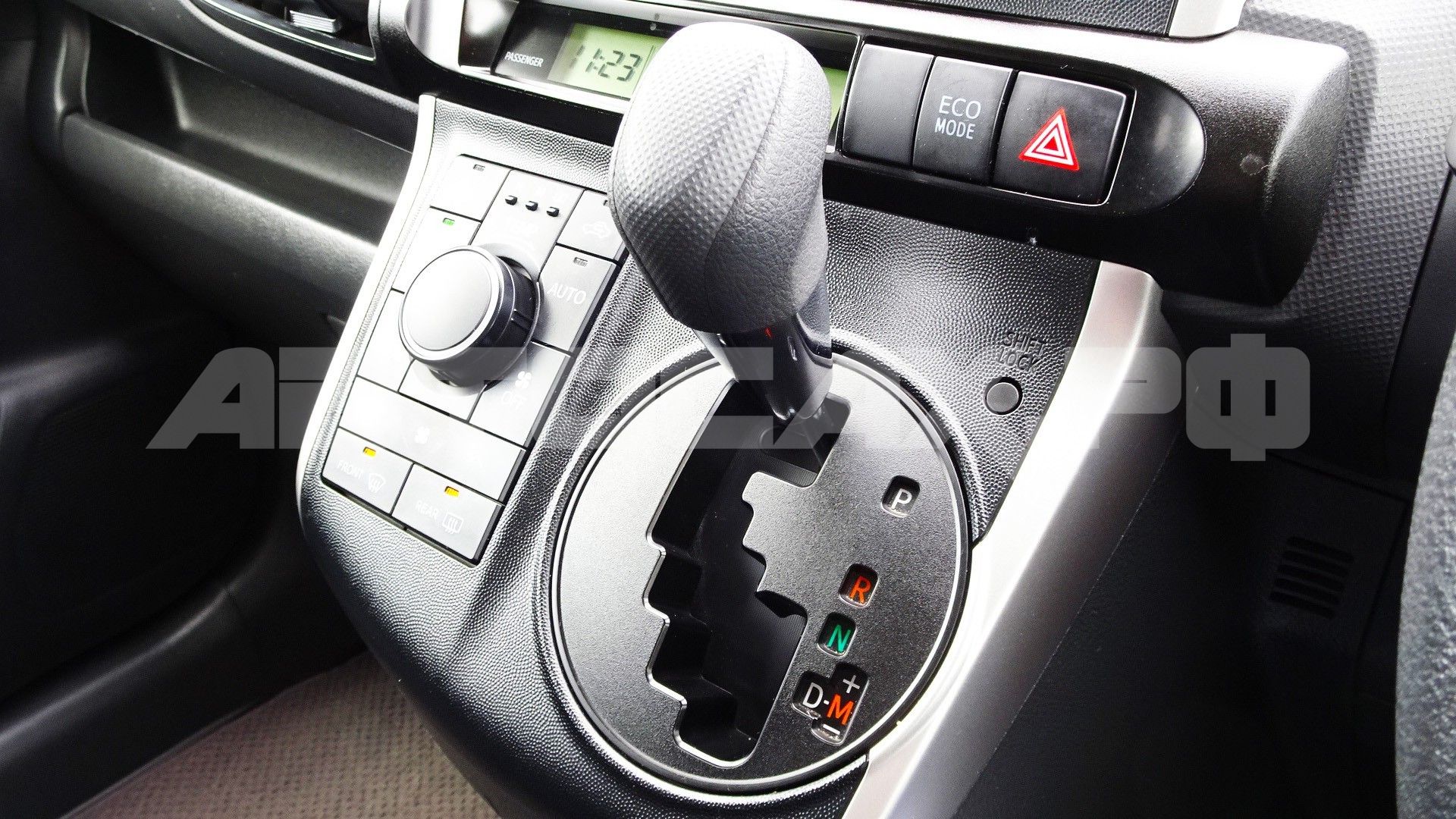 Toyota Wish 2017, Минивэн — фото 35