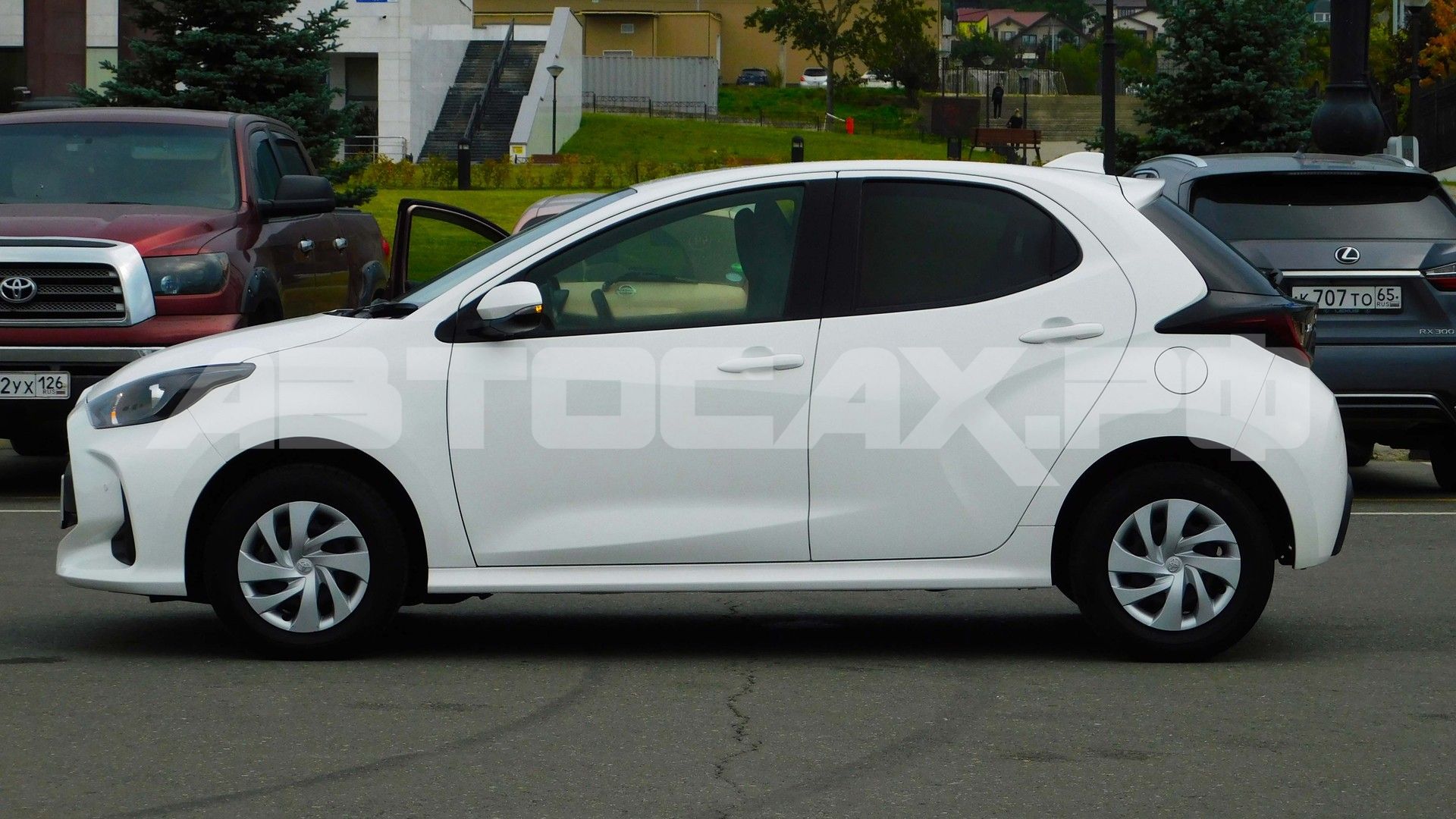 Toyota Yaris 2023, Хэтчбек — фото 7
