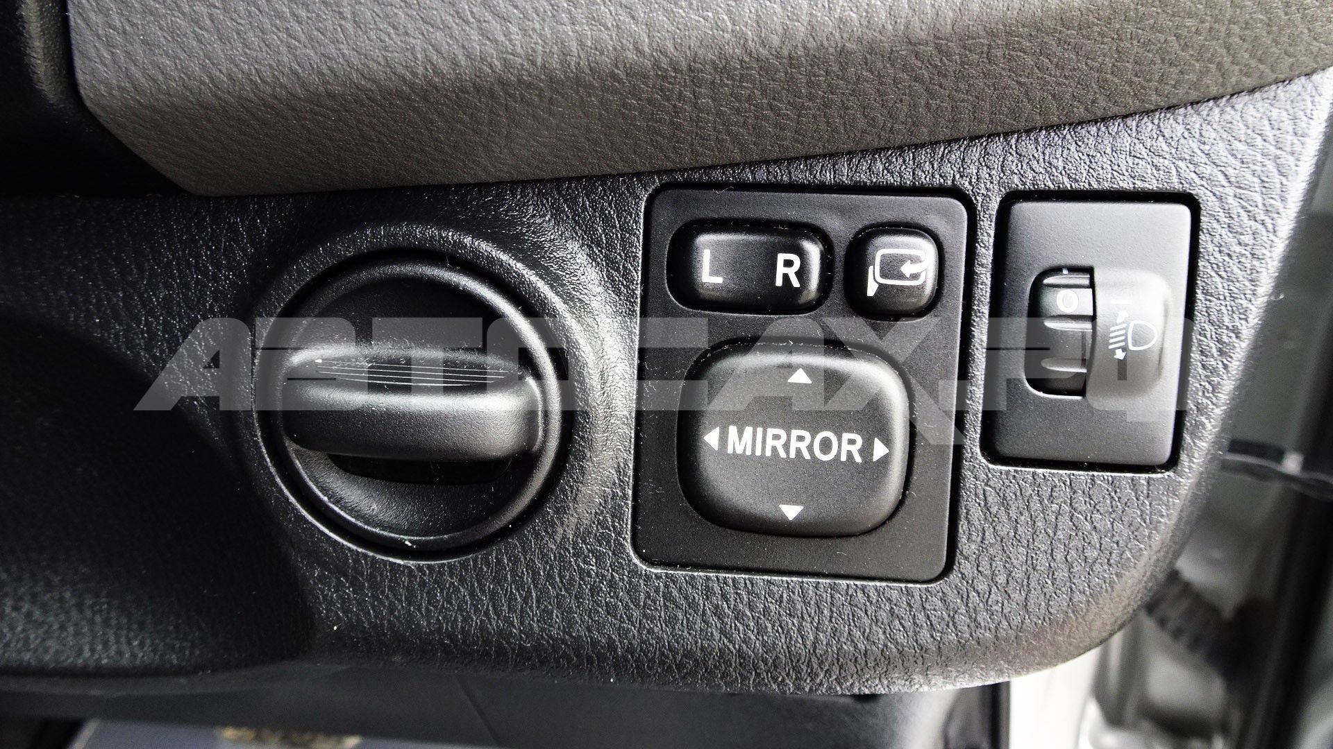 Toyota Vitz 2015, Хэтчбек — фото 25