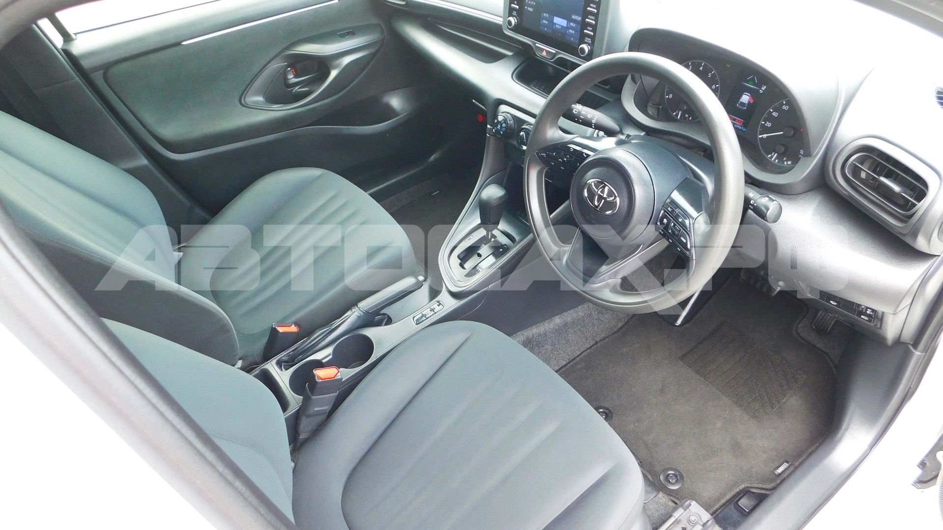 Toyota Yaris 2023, Хэтчбек — фото 9