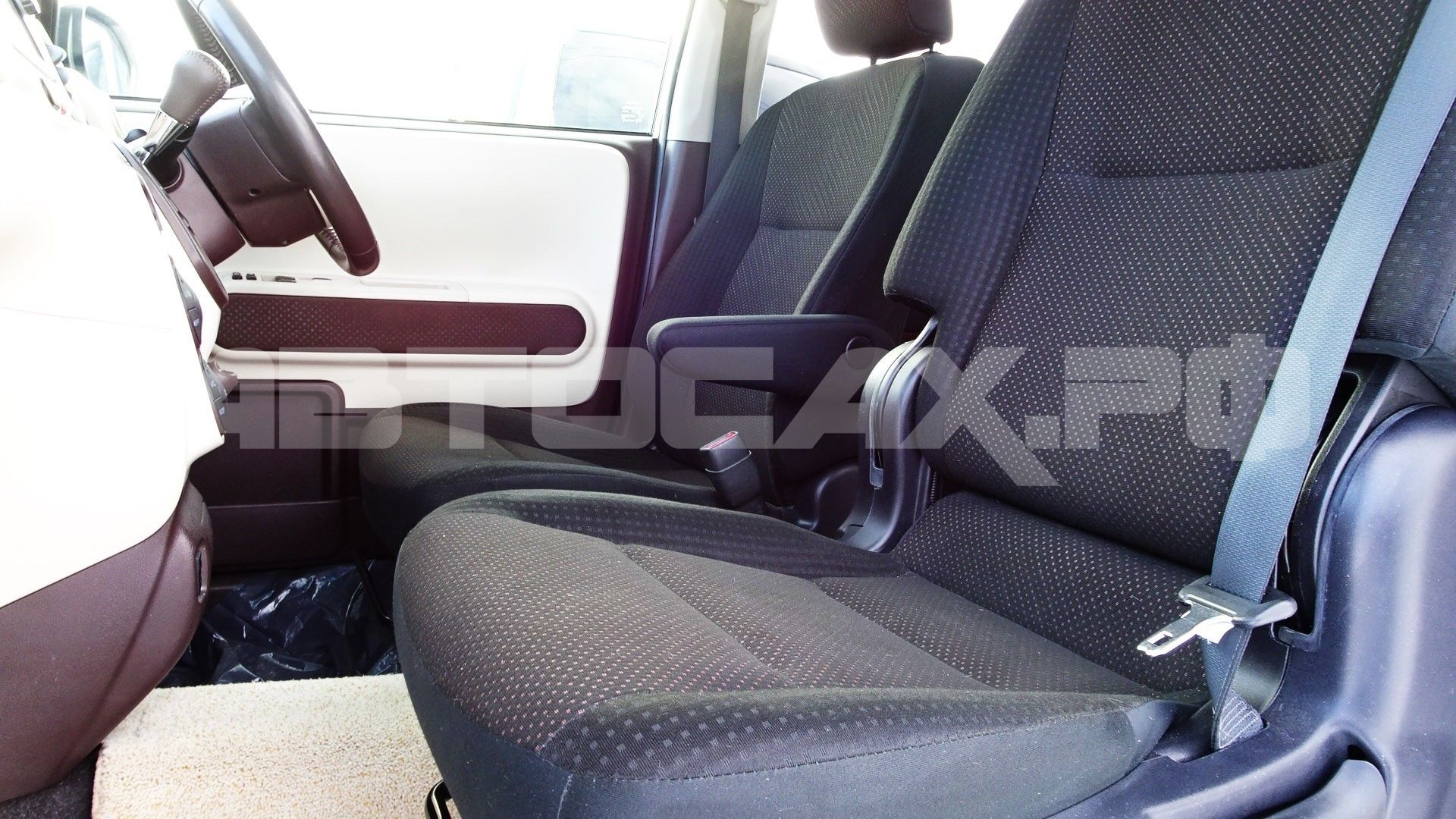 Toyota Porte 2017, Хэтчбек — фото 9