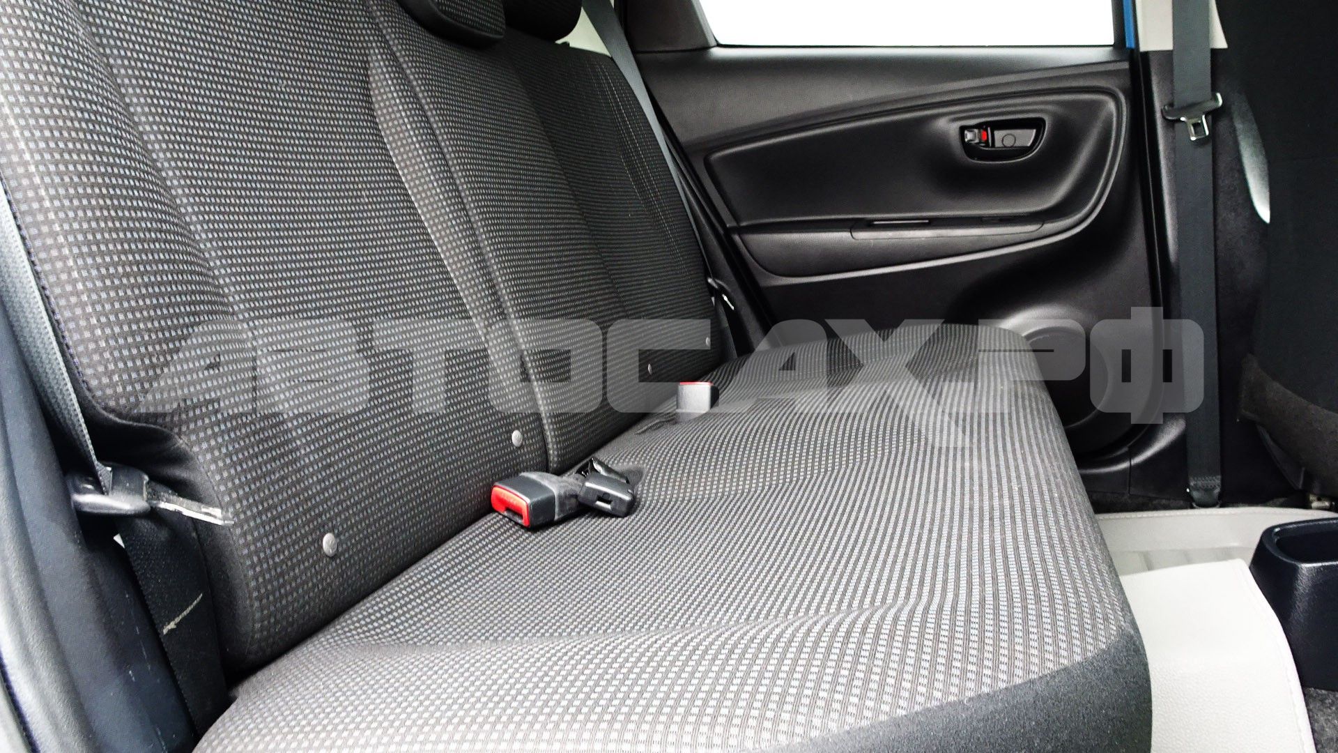 Toyota Vitz 2016, Хэтчбек — фото 15