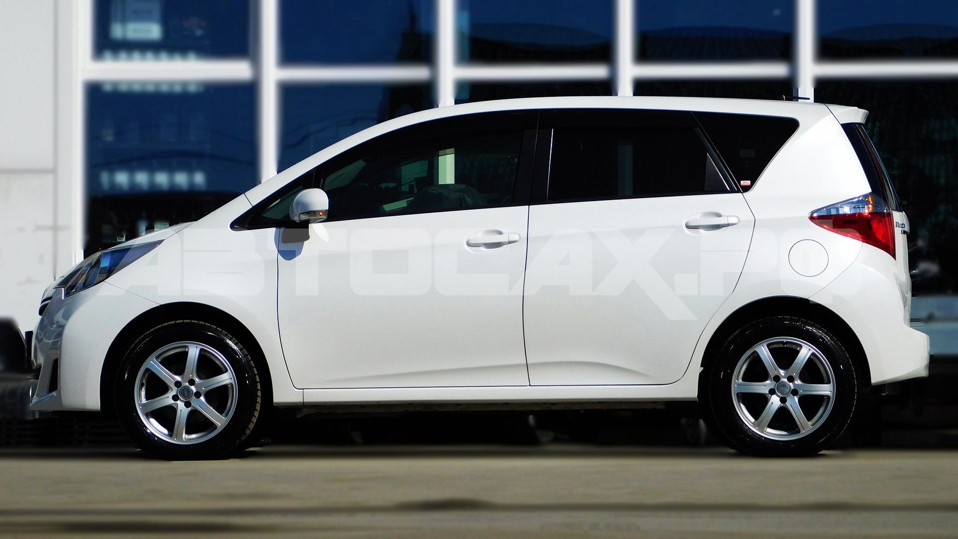 Toyota Ractis 2015, Хэтчбек — фото 4
