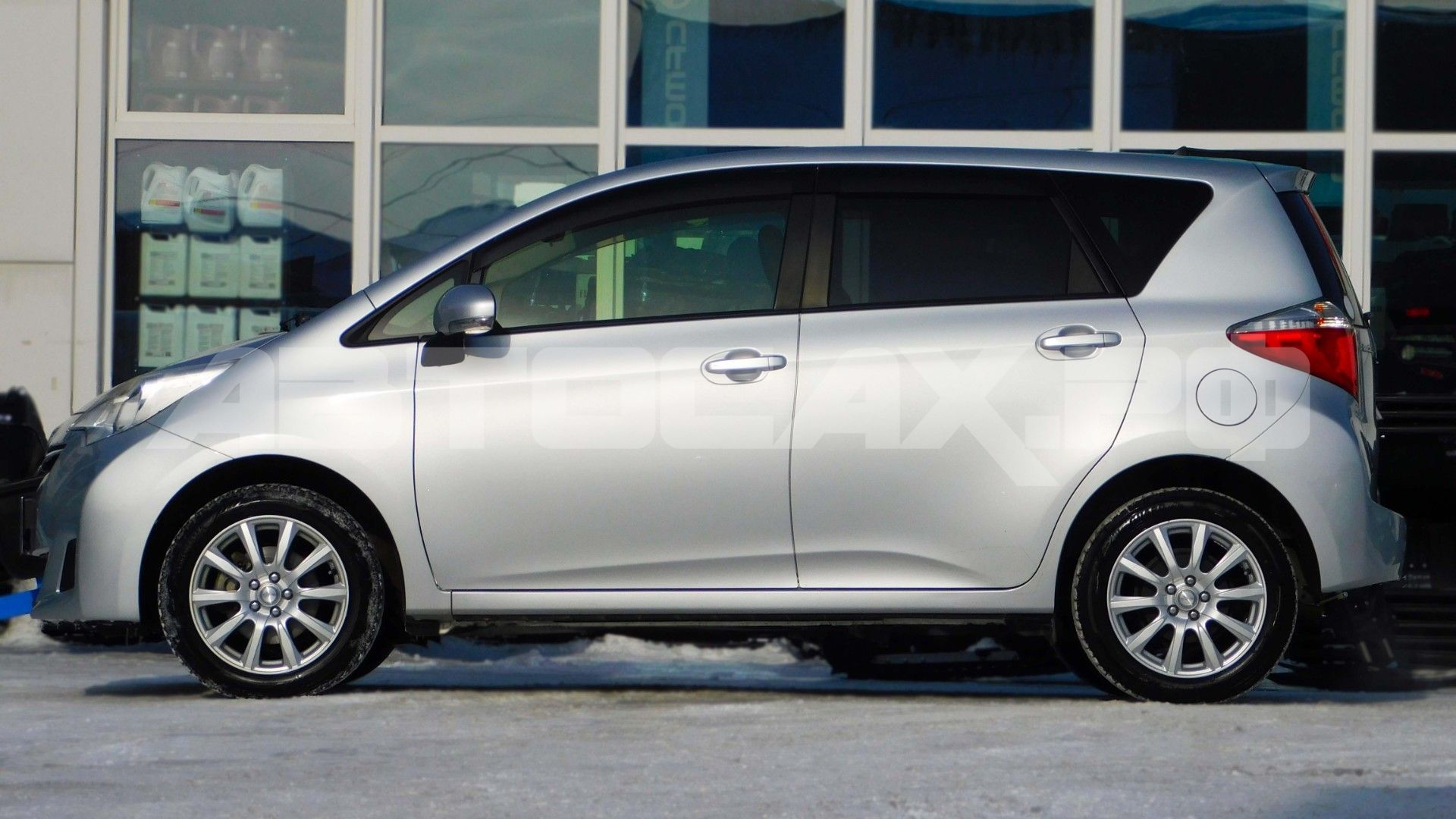 Toyota Ractis 2015, Хэтчбек — фото 6