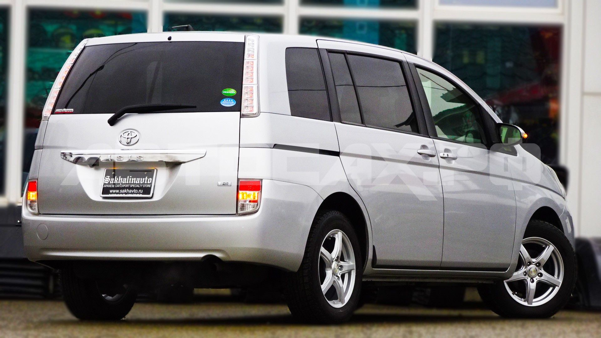 Toyota Isis 2015, Минивэн — фото 2