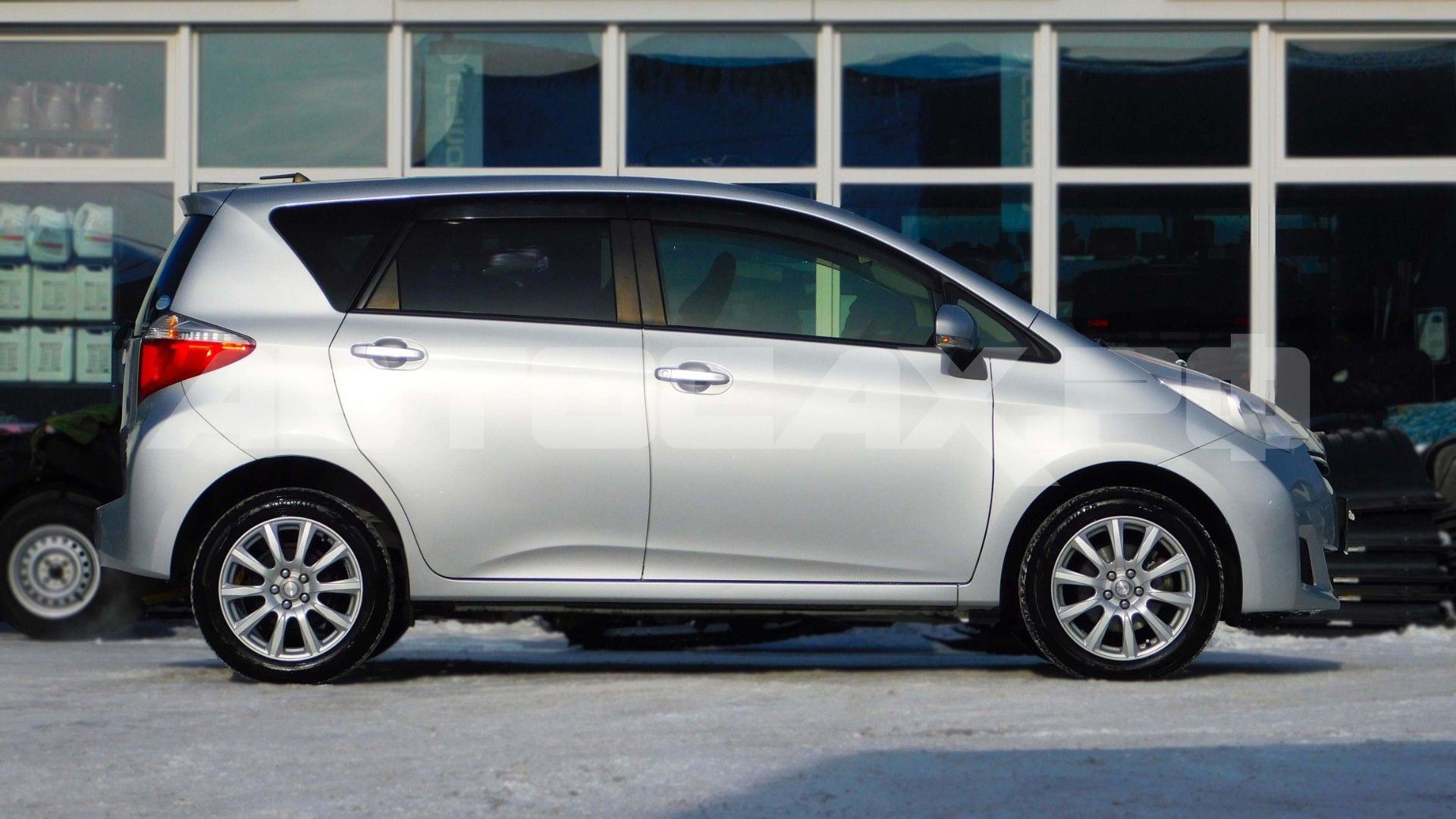 Toyota Ractis 2015, Хэтчбек — фото 5