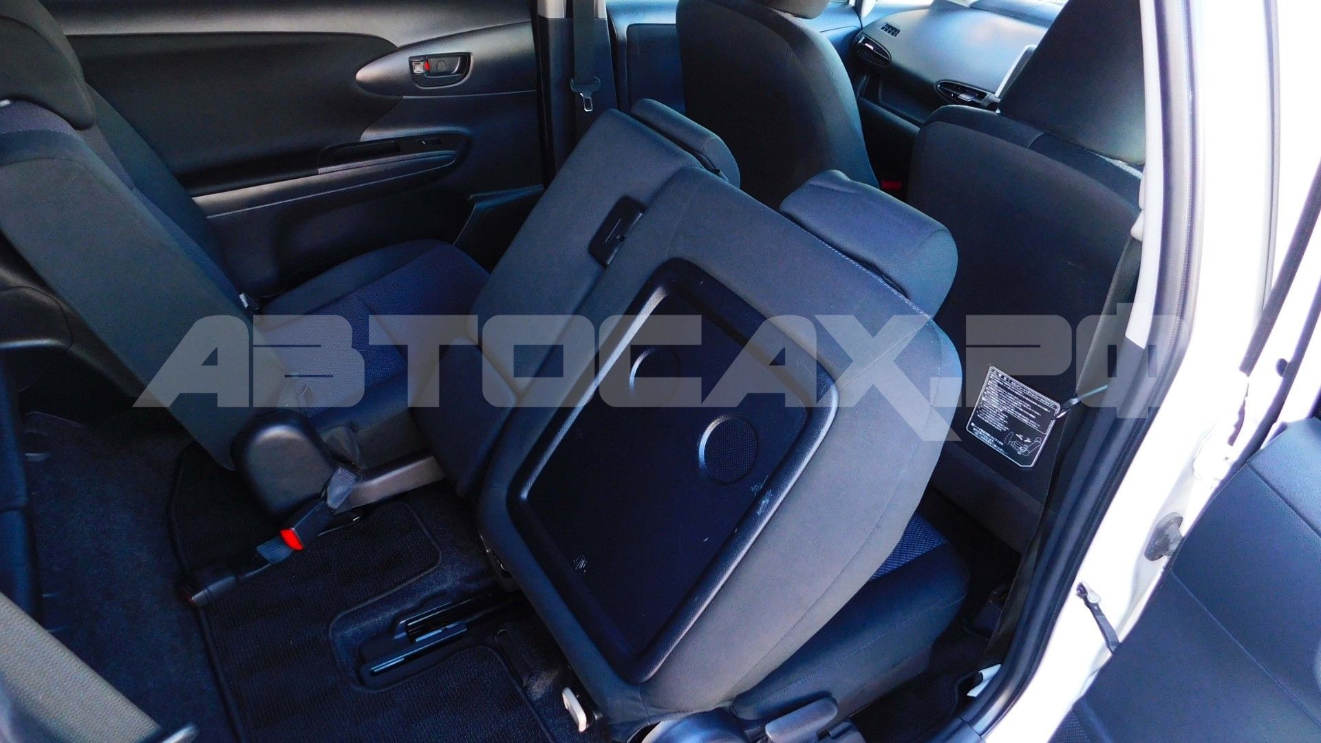 Toyota Wish 2015, Универсал — фото 18