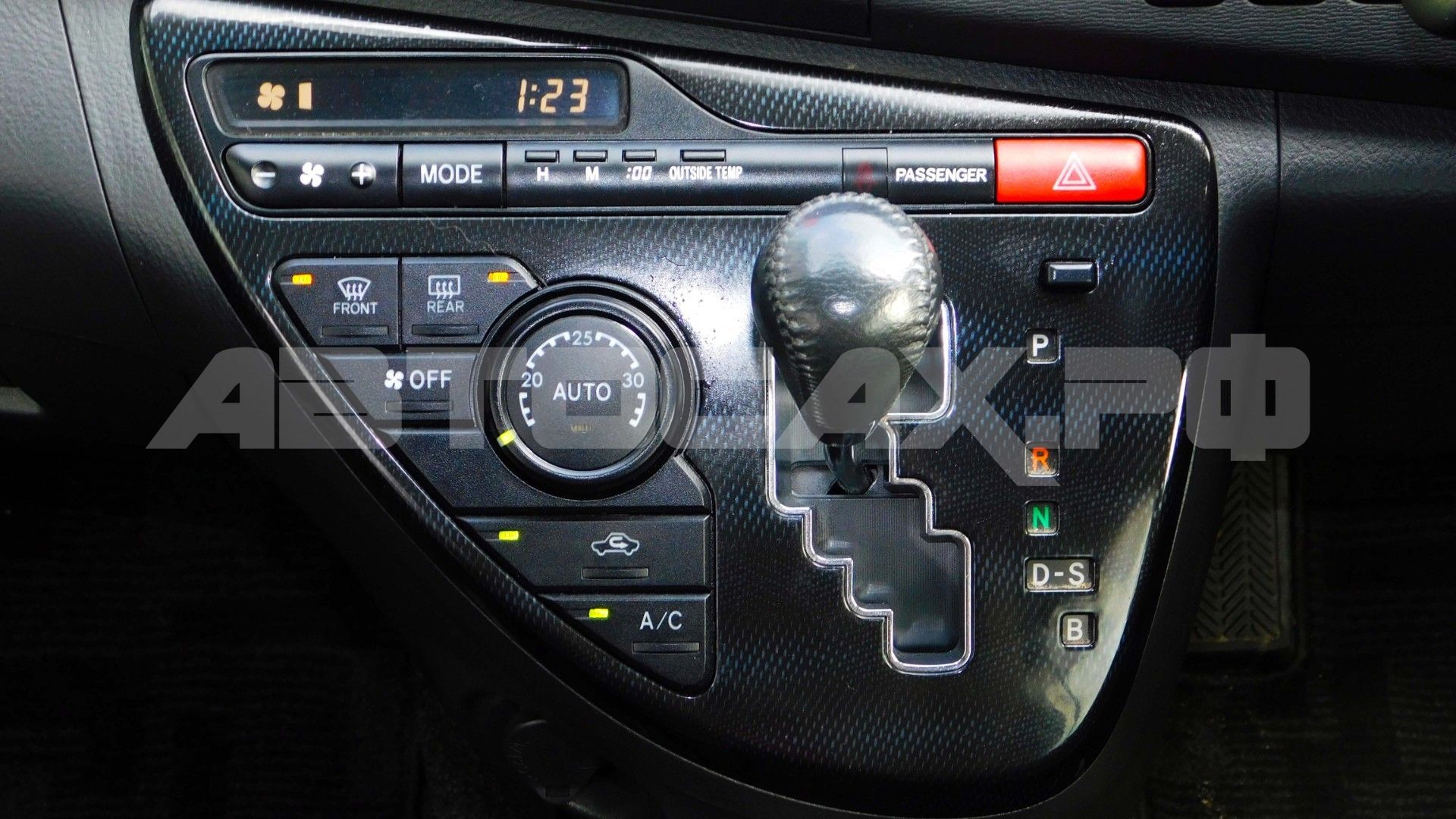 Toyota Isis 2016, Минивэн — фото 31