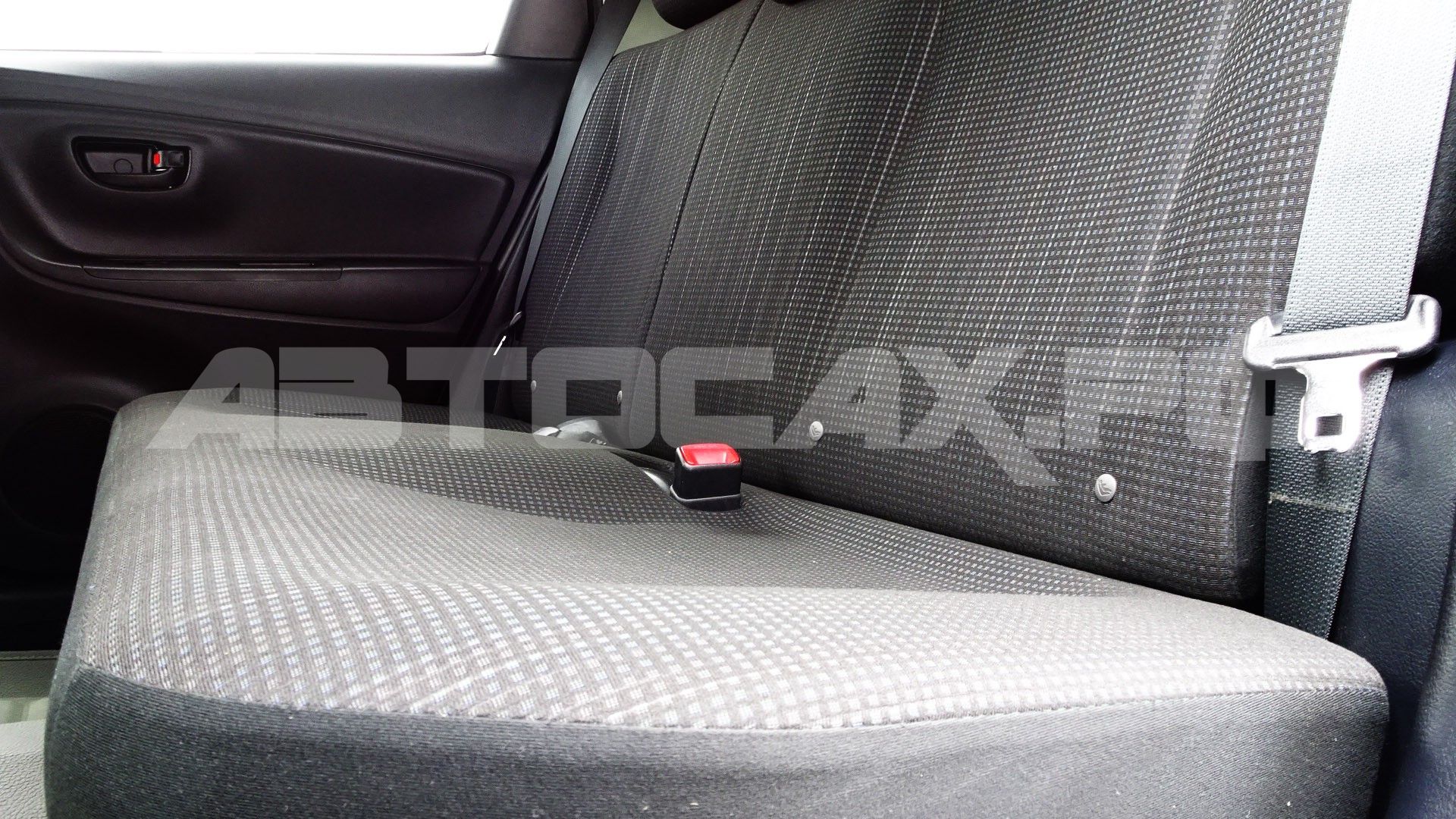 Toyota Vitz 2016, Хэтчбек — фото 13