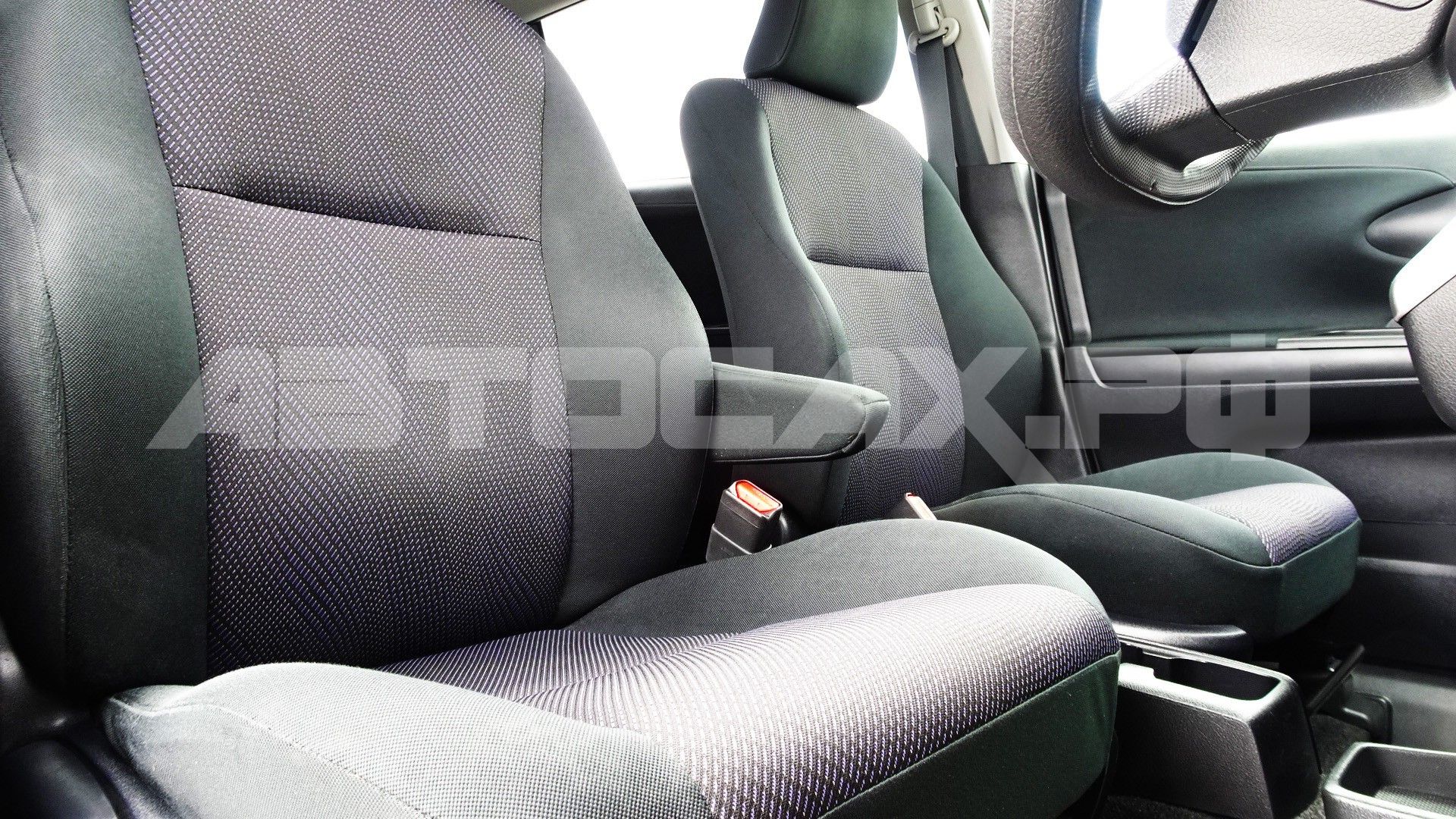 Toyota Wish 2017, Минивэн — фото 9