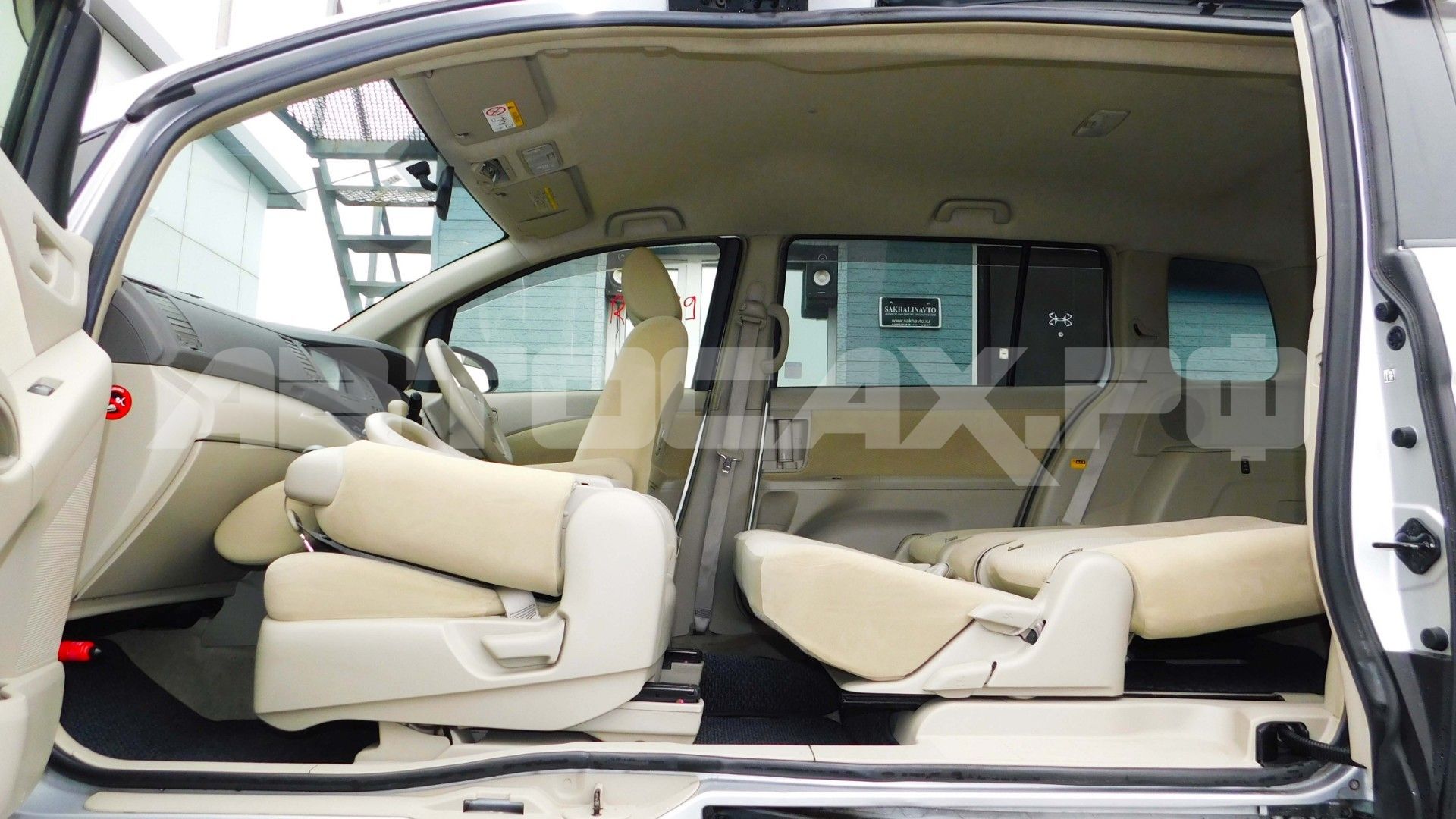 Toyota Isis 2015, Минивэн — фото 14