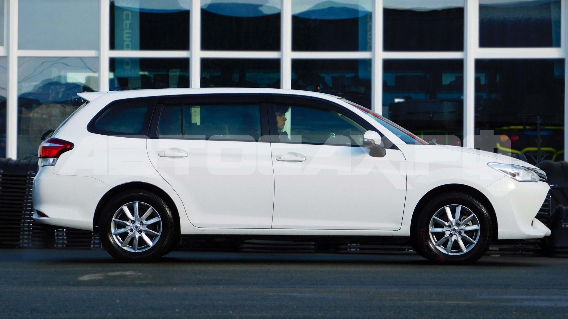 Toyota Corolla Fielder 2017, Универсал — фото 6
