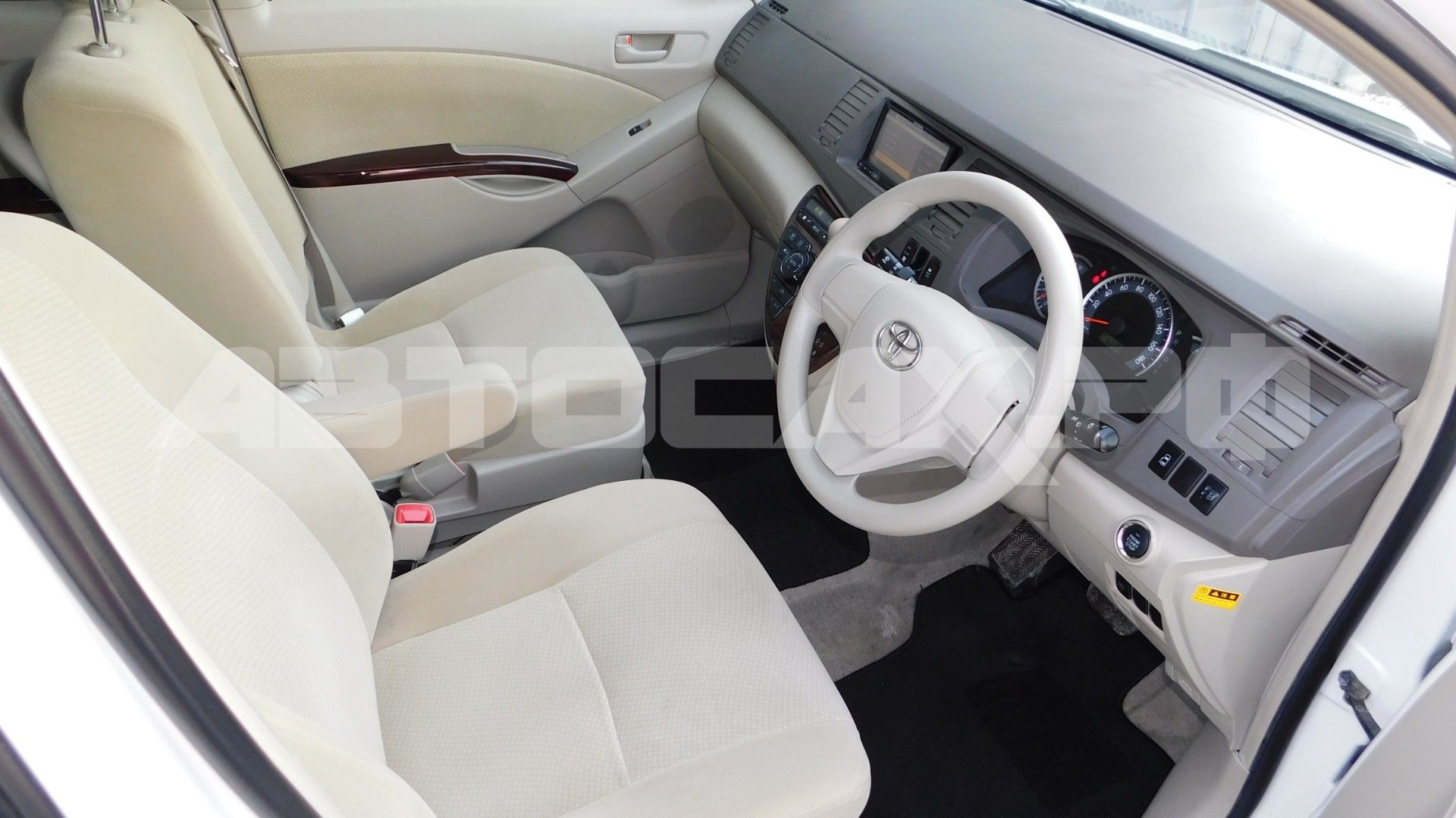 Toyota Isis 2017, Минивэн — фото 9