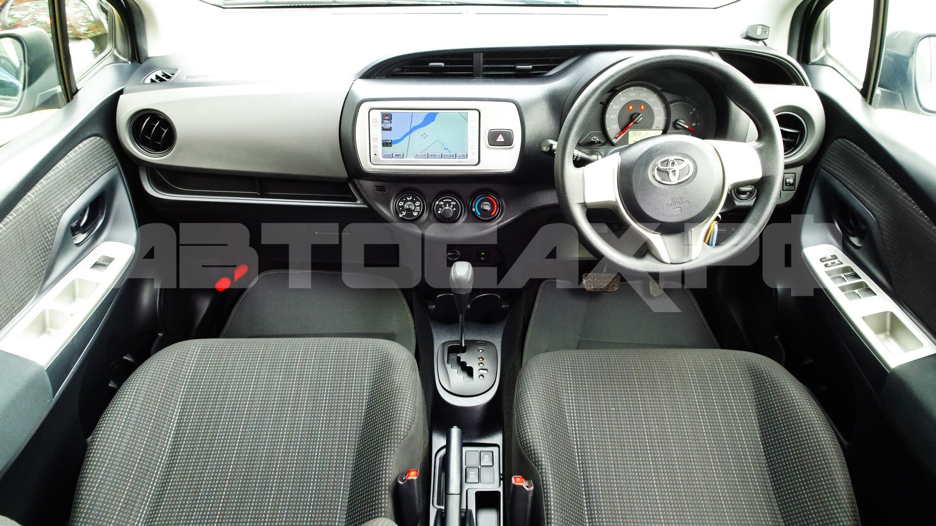 Toyota Vitz 2015, Хэтчбек — фото 11