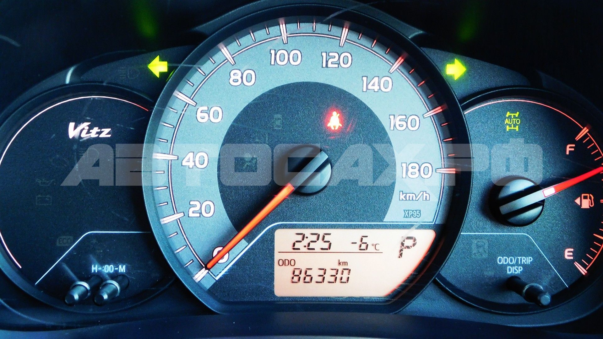 Toyota Vitz 2017, Хэтчбек — фото 24