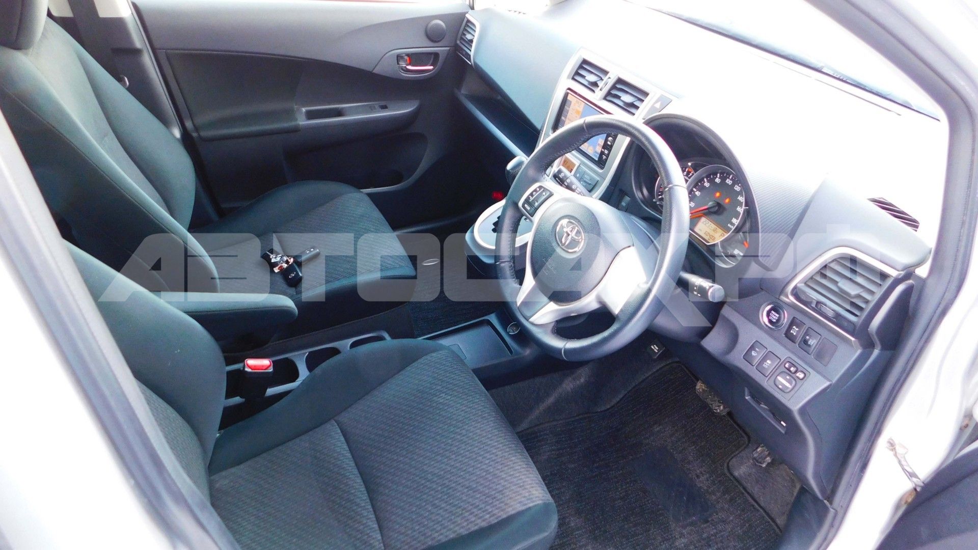 Toyota Ractis 2015, Хэтчбек — фото 9