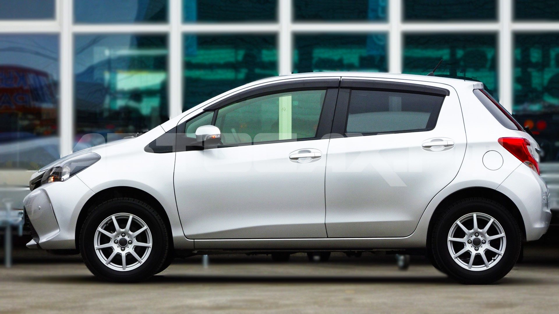 Toyota Vitz 2015, Хэтчбек — фото 7