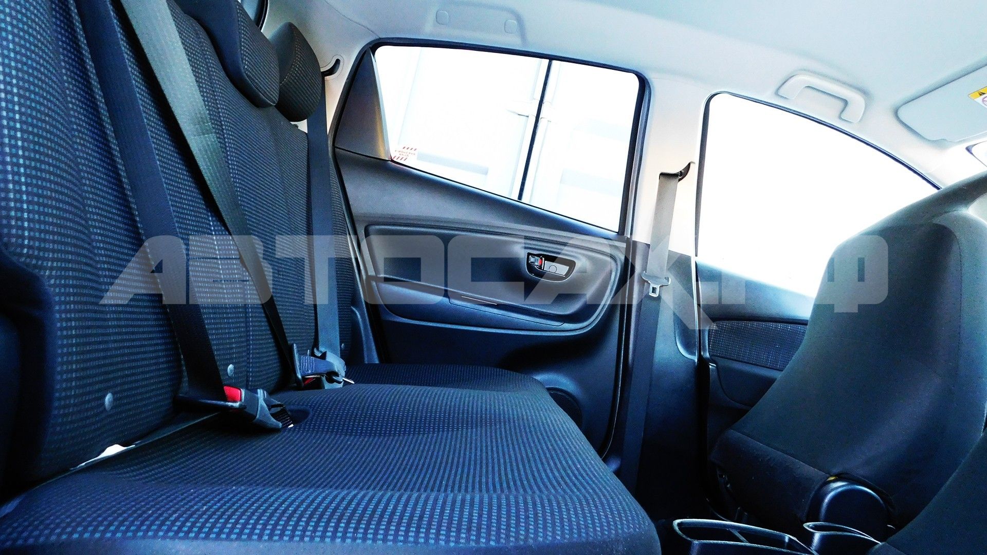 Toyota Vitz 2017, Хэтчбек — фото 17