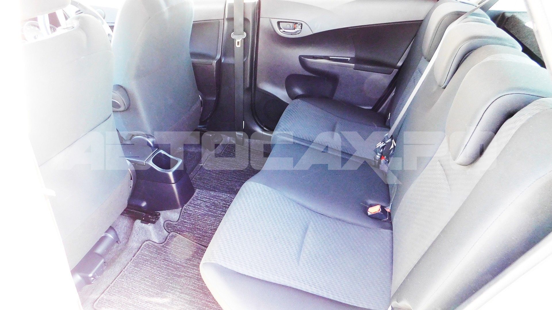 Toyota Ractis 2015, Хэтчбек — фото 11