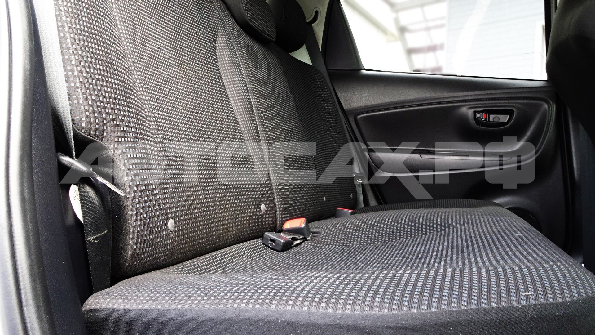 Toyota Vitz 2015, Хэтчбек — фото 17