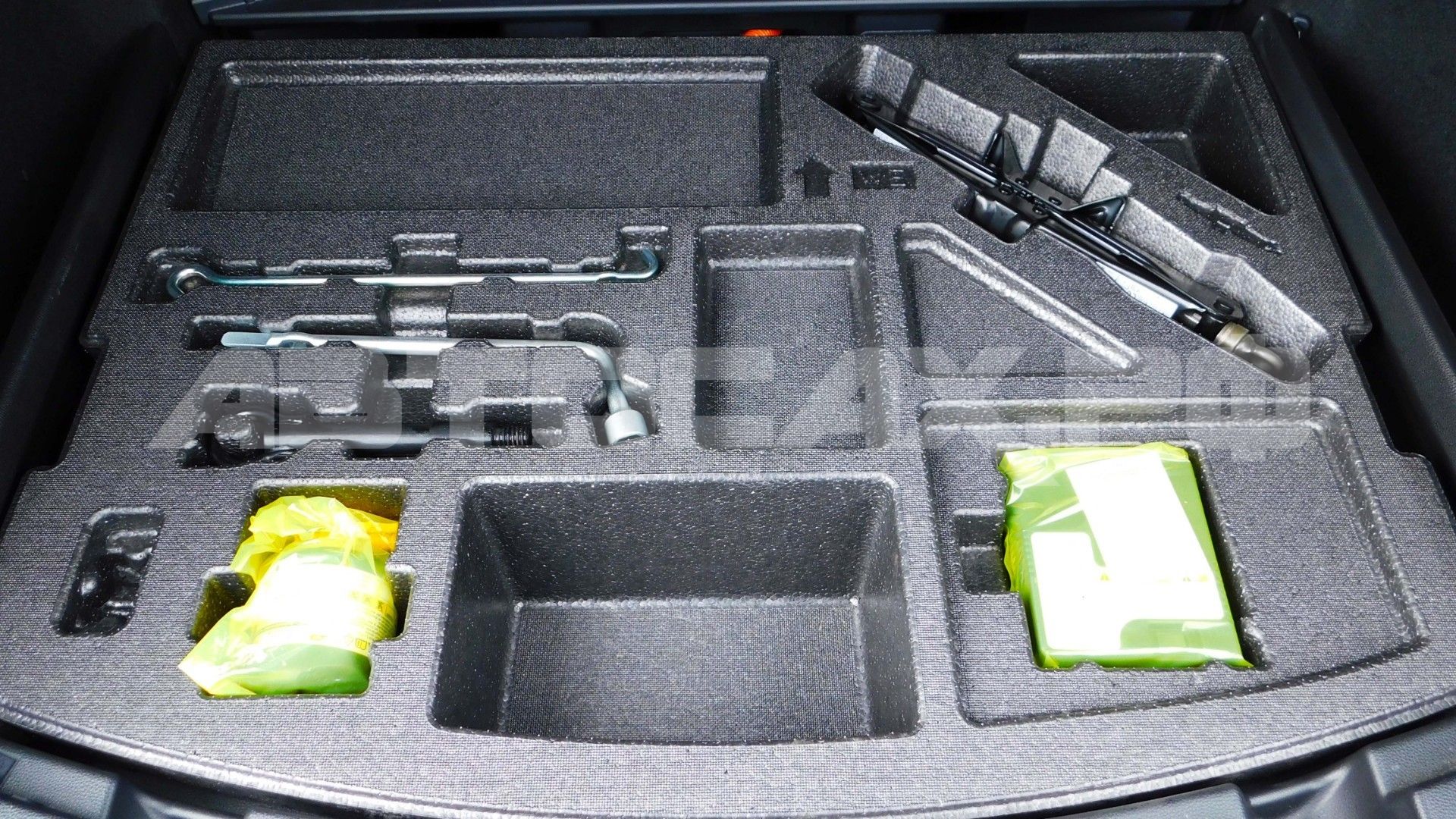 Toyota Corolla Touring 2020, Универсал — фото 24